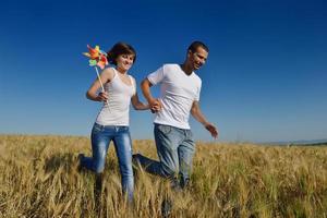 pareja feliz en campo de trigo foto