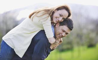 pareja feliz al aire libre foto