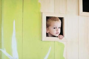 niño feliz en una ventana foto