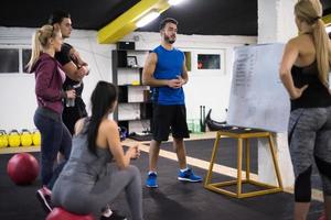 atletas recibiendo instrucciones del entrenador foto