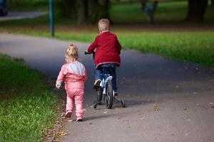 niño y niña con bicicleta foto