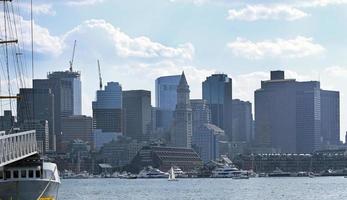 el horizonte de boston, mamá, en un día soleado foto