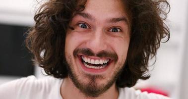 retrato de un joven disfrutando del tiempo libre foto