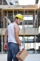 duro trabajador en el sitio de construcción foto