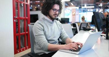 hombre de negocios que trabaja usando una computadora portátil en la oficina de inicio foto