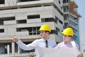 equipo de arquitectos en el sitio de construcción foto