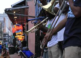 nueva orleans, la, 2020 - músicos de jazz actuando en el barrio francés de nueva orleans, louisiana, con multitudes y luces de neón en el fondo. foto