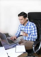 un hombre trabajando desde casa en un escritorio foto