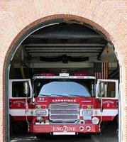 boston, ma, 2022 - camión de bomberos con puertas abiertas en la ciudad de boston, ma foto