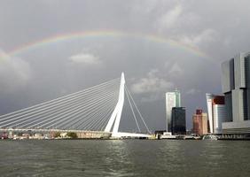rotterdam, holanda del sur, países bajos, 2019 - un gran arco iris se extiende sobre la ciudad de rotterdam, países bajos foto