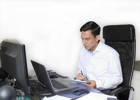 un hombre trabajando desde casa en un escritorio foto