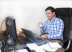 hombre trabajando desde casa con una laptop en el escritorio foto