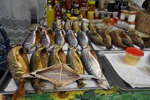 Trucha ahumada en exhibición en un mercado en Cholpon Ata, Kirguistán foto