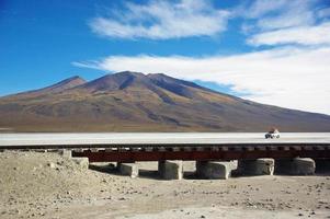 espectacular paisaje accidentado en el salar de uyuni, bolivia foto