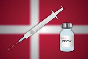 Jeringa y vial de vacuna sobre fondo borroso con bandera de Dinamarca vector