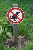 señal de prohibición no hacer caca de perro foto