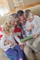 familia joven feliz en casa foto