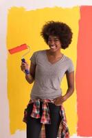 mujer negra pintando pared foto