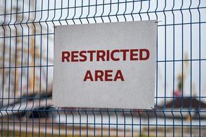área restringida, solo personal autorizado, prohibido el paso foto