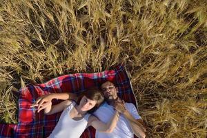 pareja feliz en campo de trigo foto