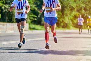 corredores de maratón en la carretera de la ciudad. foto