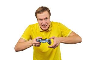 divertido y apuesto jugador con gamepad, emocionado jugador de videojuegos aislado de fondo blanco foto