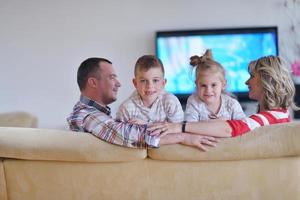 familia joven feliz en casa foto