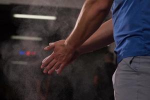 gimnasio tiza carbonato de magnesio manos aplaudiendo hombre foto