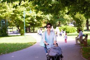 madre y bebe en el parque foto