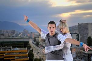 pareja urbana romántica bailando en la parte superior del edificio foto