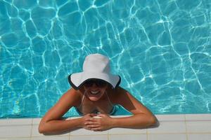 mujer feliz en la piscina foto