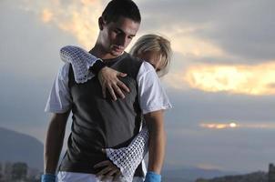 romántica pareja urbana bailando al aire libre foto