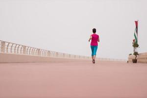 mujer ocupada corriendo en el paseo marítimo foto