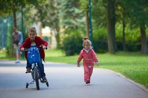 niño y niña con bicicleta foto