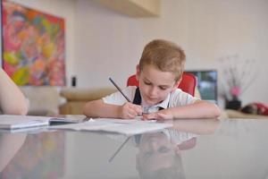 niño haciendo la tarea foto