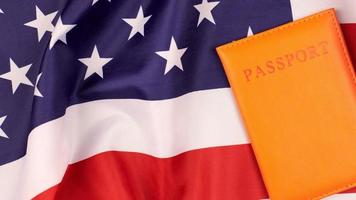 pasaporte en la bandera de los estados unidos de américa foto