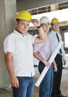 equipo de arquitectos en el sitio de construcción foto