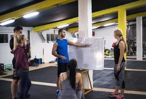 atletas recibiendo instrucciones del entrenador foto