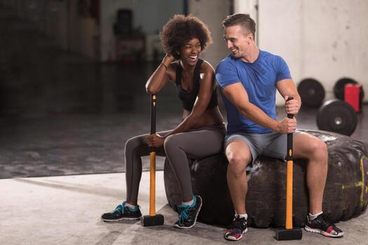 pareja multiétnica después del entrenamiento con martillo foto