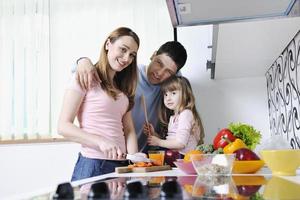 familia joven feliz en la cocina foto