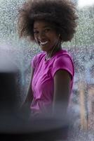 retrato, de, joven, mujer afro americana, en, gimnasio foto