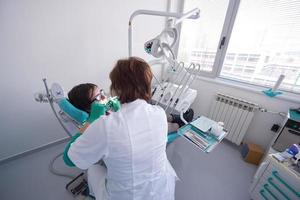 mujer paciente en el dentista foto