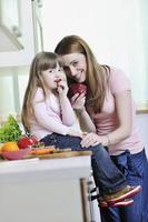 feliz hija y mamá en la cocina foto