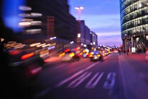 noche de la ciudad con movimiento de coches luz borrosa en la calle concurrida foto