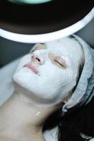 mujer con máscara facial en estudio cosmético foto