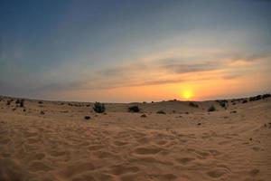 hermosa puesta de sol en el desierto foto