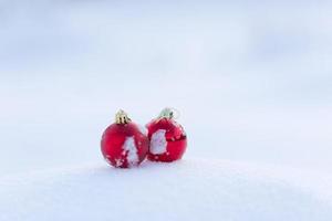 bolas de navidad rojas en nieve fresca foto