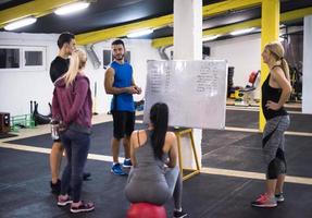 atletas recibiendo instrucciones del entrenador foto