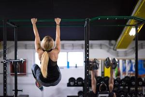 mujer haciendo ejercicios abdominales foto