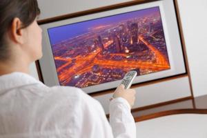 mujer joven viendo tv en casa foto